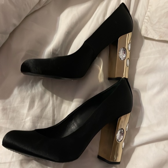 Gorgeous satin black Tory Birch heels - Picture 3 of 5